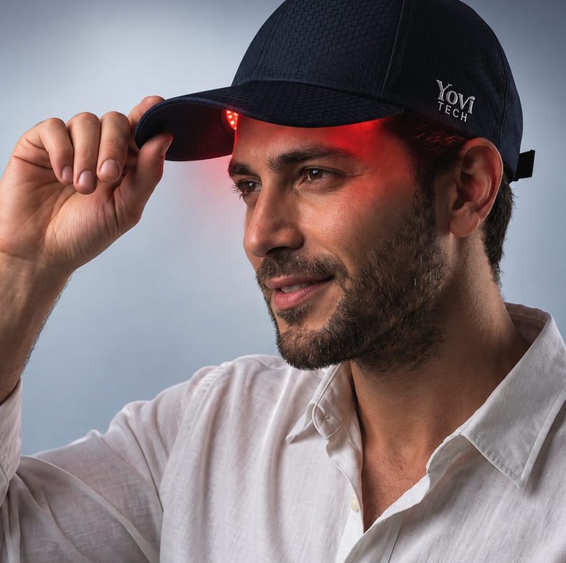 Lacivert Yovi Tech LED Şapka takan, gülümseyen adam
